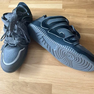 Old Order sneakers - Säljer ett par Older Order sneakers, helt ny och oanvänd, priset kan diskuteras 