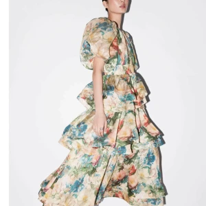 Blommig volangklänning med puffärm - SÖKES!!! En klänning från &otherstories som 2024 kollektion. Om ni har den och är villig att sälja så kontakta mig! Sökes i storlek 36 eller 38