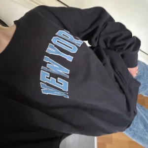 Brandy melville tröja - Mörkblå oversize sweatshirt från Brandy Melville. Bra skick och bra kvalitet !!
