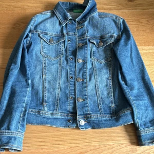 Klassisk blå jeansjacka - Säljer en klassisk blå jeansjacka 