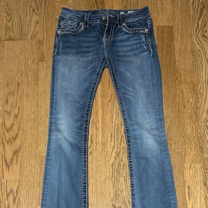 Blå bootcut jeans från Miss Me med broderade detaljer - Säljer ett par blåa miss me jeans som är skit snyggaa 😻 tyvärr är de för stora för mig och passar inte längre, hoppas någon vill köpaa dessa skit snygga jeans😻❤️