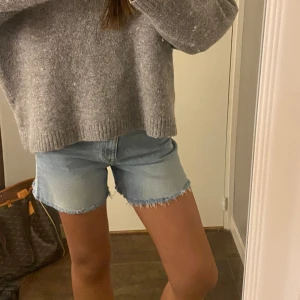 Jeans shorts - Blåa jeans shorts från H&M i storlek 38. Små i storleken skulle säga mer som en 36.