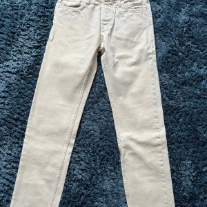 Beiga jeans från Jack & Jones 28x32 - Säljer ett par  beiga jeans från Jack & Jones i mycket bra skick. Modell Comfort Mike, med raka ben och normal passform. Midjemått w28 och längd l32.