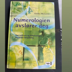 Numerologien avslører deg - En bok om numerologi som utforskar tallens och bokstavens mystiska betydning. Omslaget är grönt med siffror och abstrakta mönster. Boken är på norska och förklarar hur man tolkar födelsedatum och namn för att avslöja personligheter och livsvägar. Köpt för 270kr, är i bra skick
