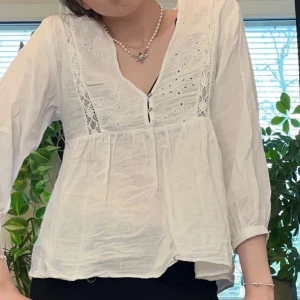 vit zaratopp - Säljer den här supersöta blusen från Zara med superfina spetsdetaljer och knappar vid bröstet. Den är använd fåtal gånger så i väldigt bra skick bortsett från att den är lite skrynklig (men kan lätt fixas med en snabb strykning)💗