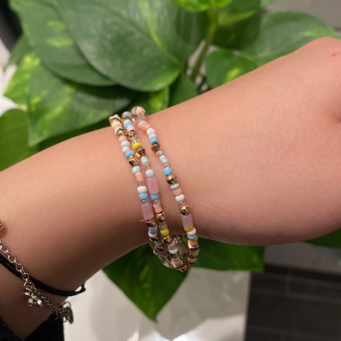 Färgglatt pärlarmband i pastell - 1