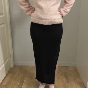 Svart långkjol med slits  - svart långkjol med slits på ena sidan. Kjolen är från shein i storlek s. Nästan aldrig använd.