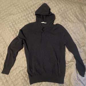 Marinblå hoodie från Sayless - Mysig marinblå hoodie från Sayless i mjukt material. Klassisk modell med huva och dragsko,  nederkant. Perfekt för en avslappnad stil.