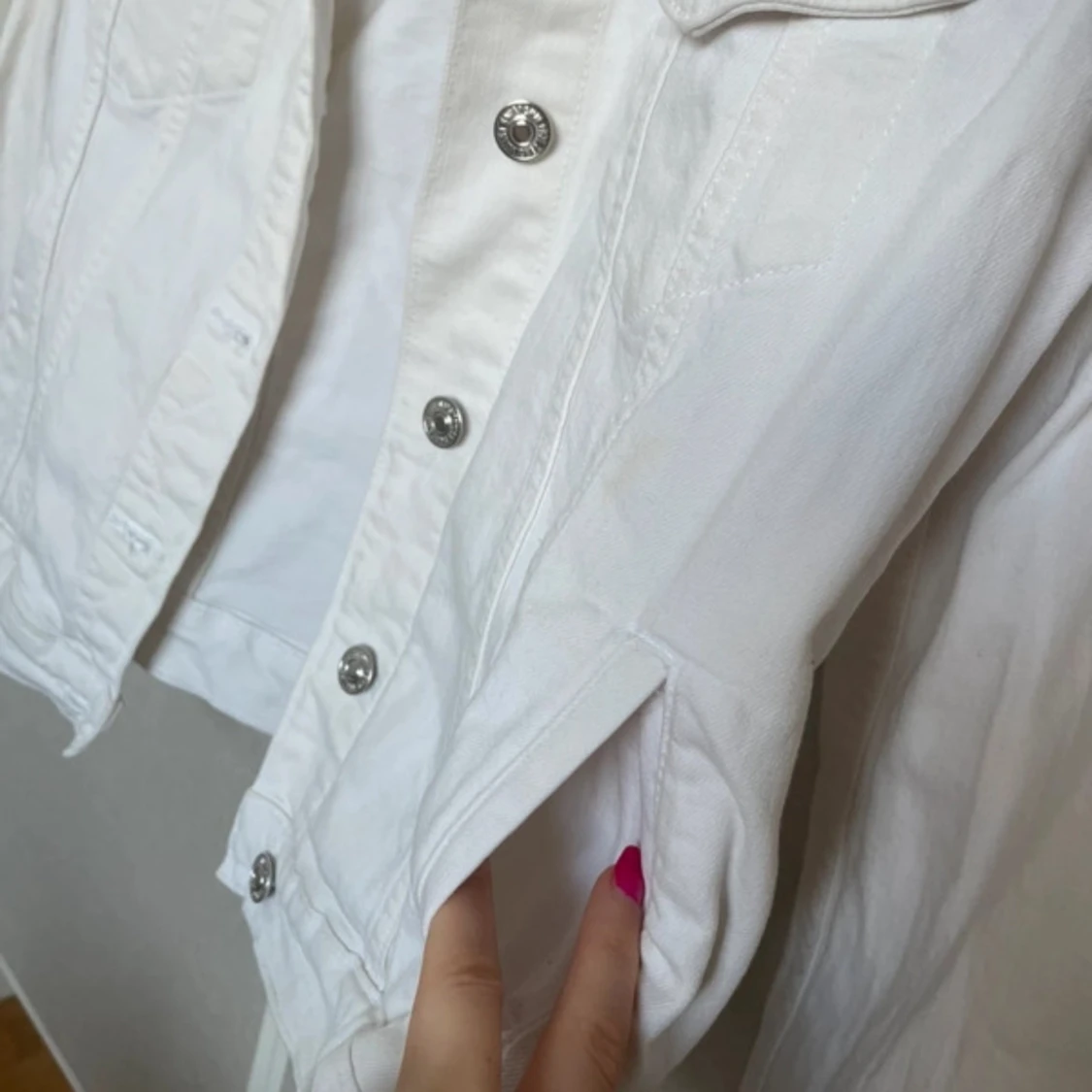 Vit jeansjacka med silverknappar - 3