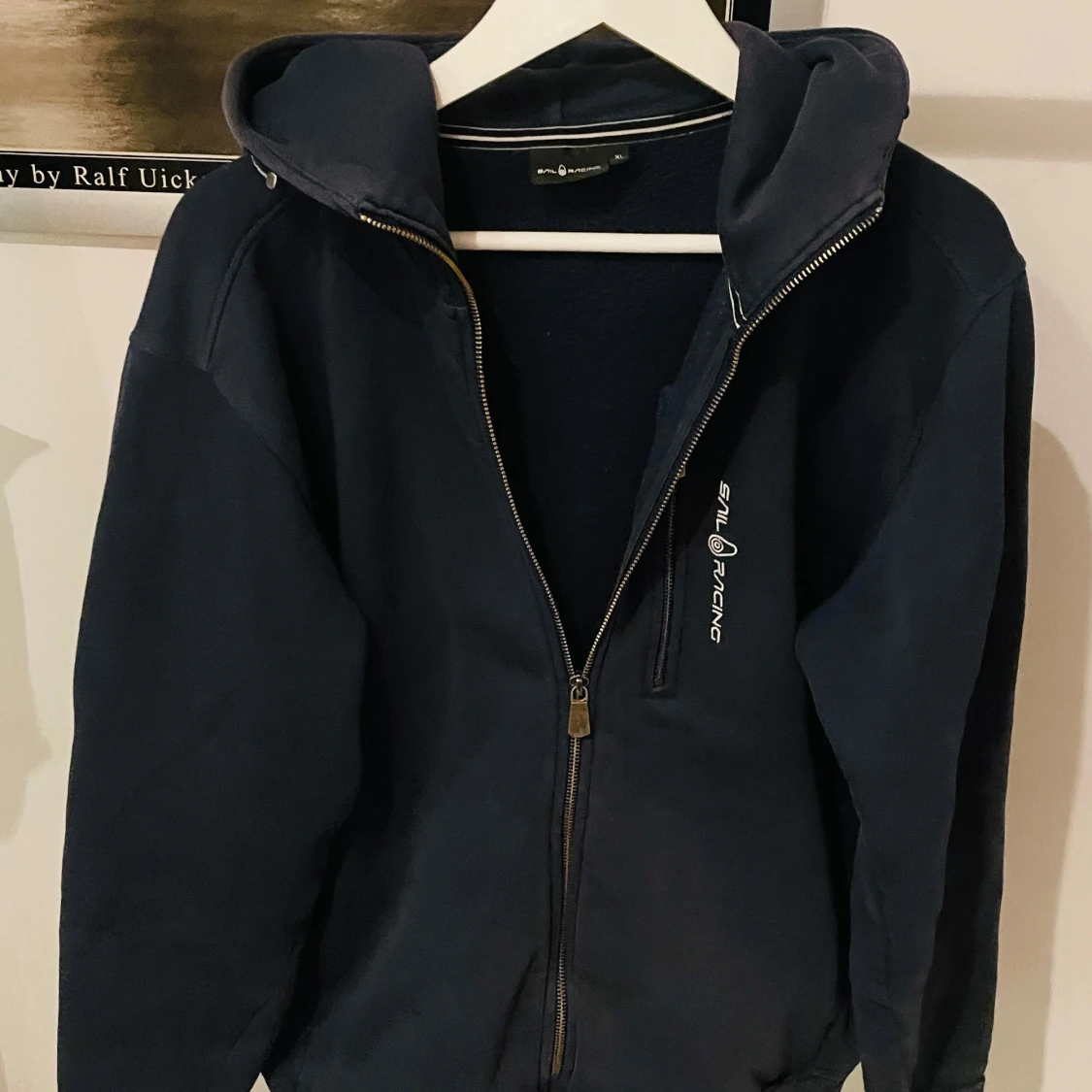 Mörkblå hoodie från Sail Racing - 2