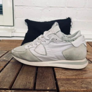  Philippe Model TRPX - Säljer ett par stilrena vita sneakers från Philippe Model med grå detaljer och klassisk snörning skick 8,5/10 i stl 39 men passar även 40