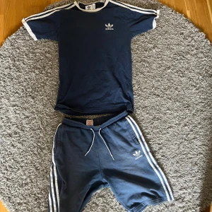 Blå Adidas shorts med vita ränder - 75kr för båda annars 50kr/styck