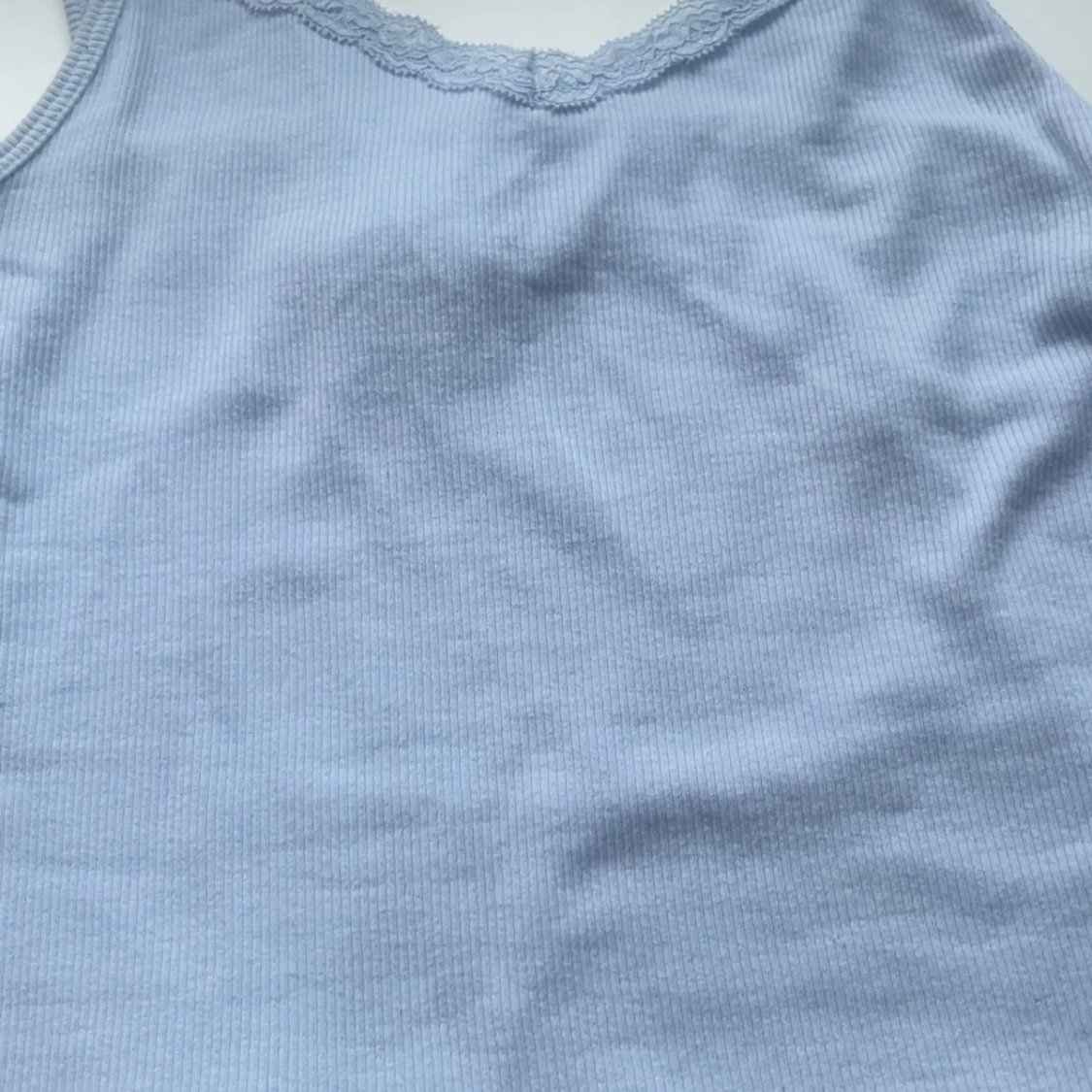 Ljusblå ribbad linnetopp med spets - 1
