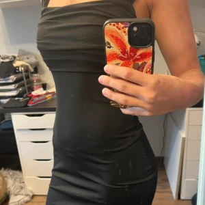 Svart balklänning från Cider - Säljer en svart balklänning/festklänning från Cider med draperad urringning och djup öppen rygg. Klänningen har breda axelband och figurnära passform som framhäver siluetten. Perfekt för dig som vill ha en elegant och stilren look. Öppen för prisförslag 💕Använd bara en gång 🤩