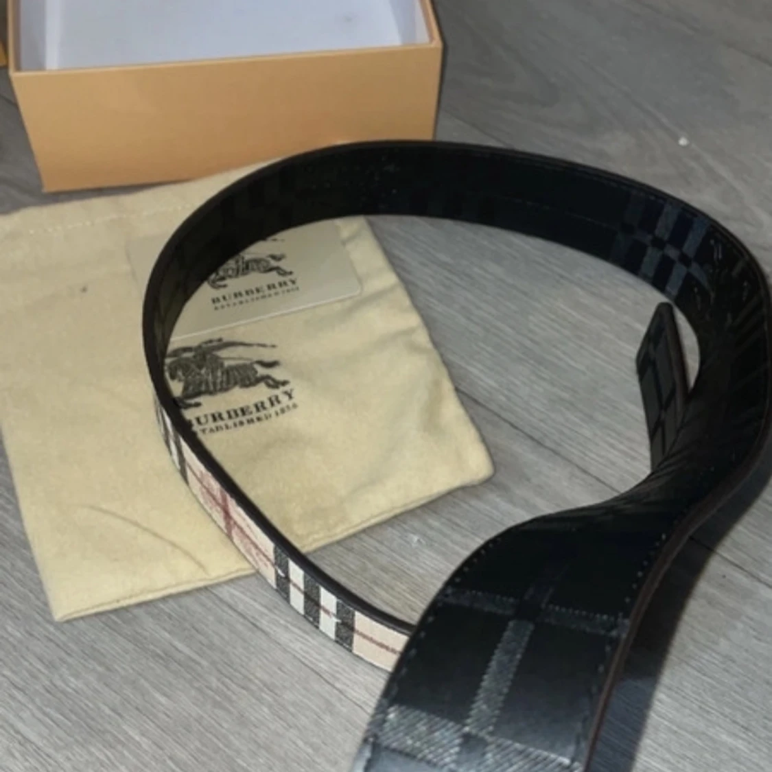 Burbbery bälte  - 2
