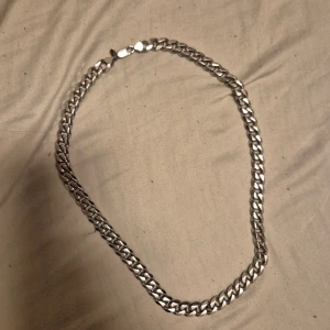 Stor Silver kedja - Säljer ett chunky halsband i silverf med breda, platta länkar. Perfekt för dig som gillar en stilren och tuff accessoar. Låset är ett klassiskt klolås som gör det enkelt att ta av och på. Köpt på guldbutiken för 4500 i present 2018 kedjan väger närmare 1 kilo så värdet är runt 2200