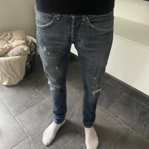 Dondup jeans - Tjena! Säljer nu dessa riktigt feta dondup jeans i storleken 32🙌 För fler frågor eller bilder är det bara att skriva 