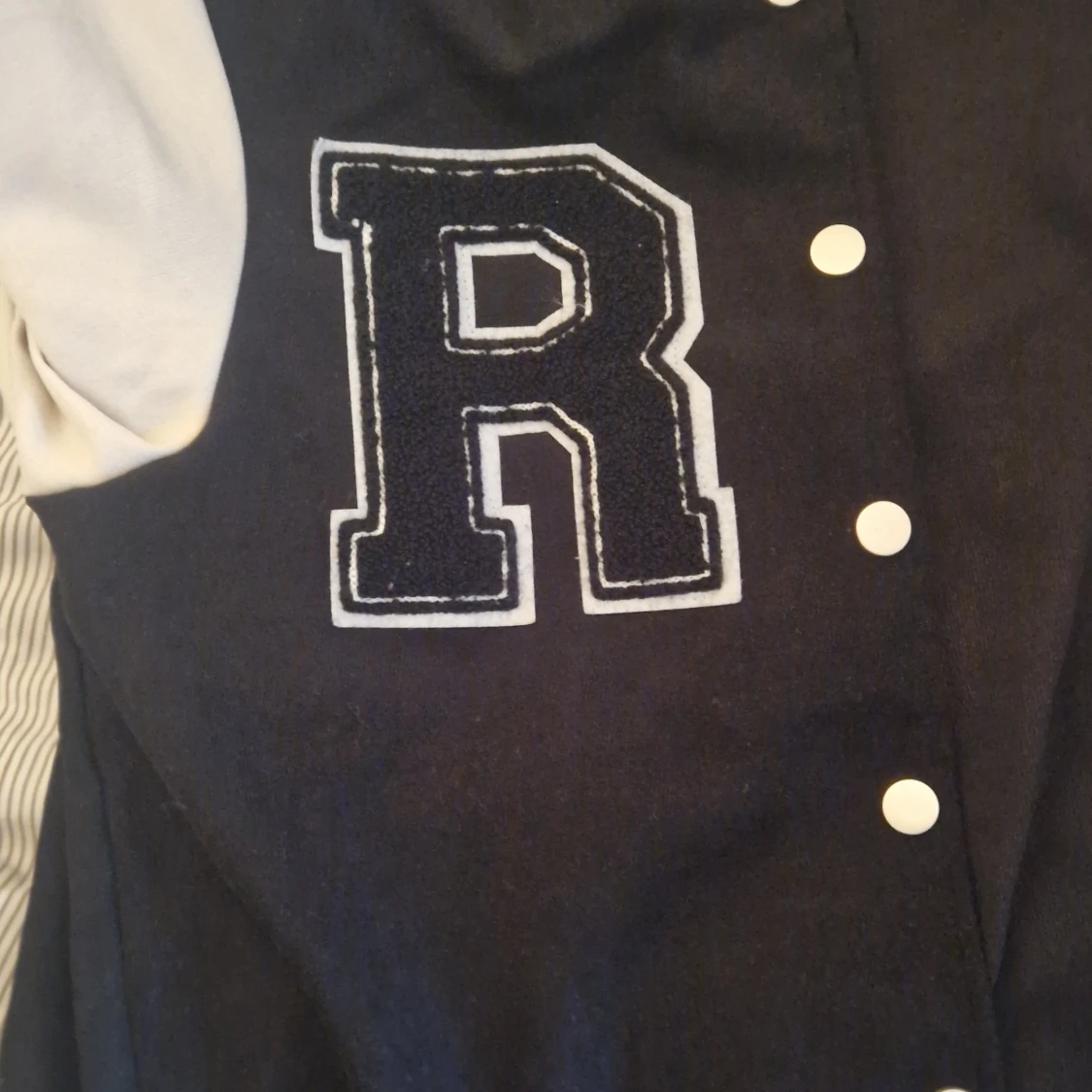 Svart och vit collegejacka med R-tryck - 2