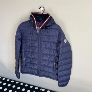 Moncler GRAVIER - Storlek 3, passar M. Väldigt fint skick, inga defekter. 