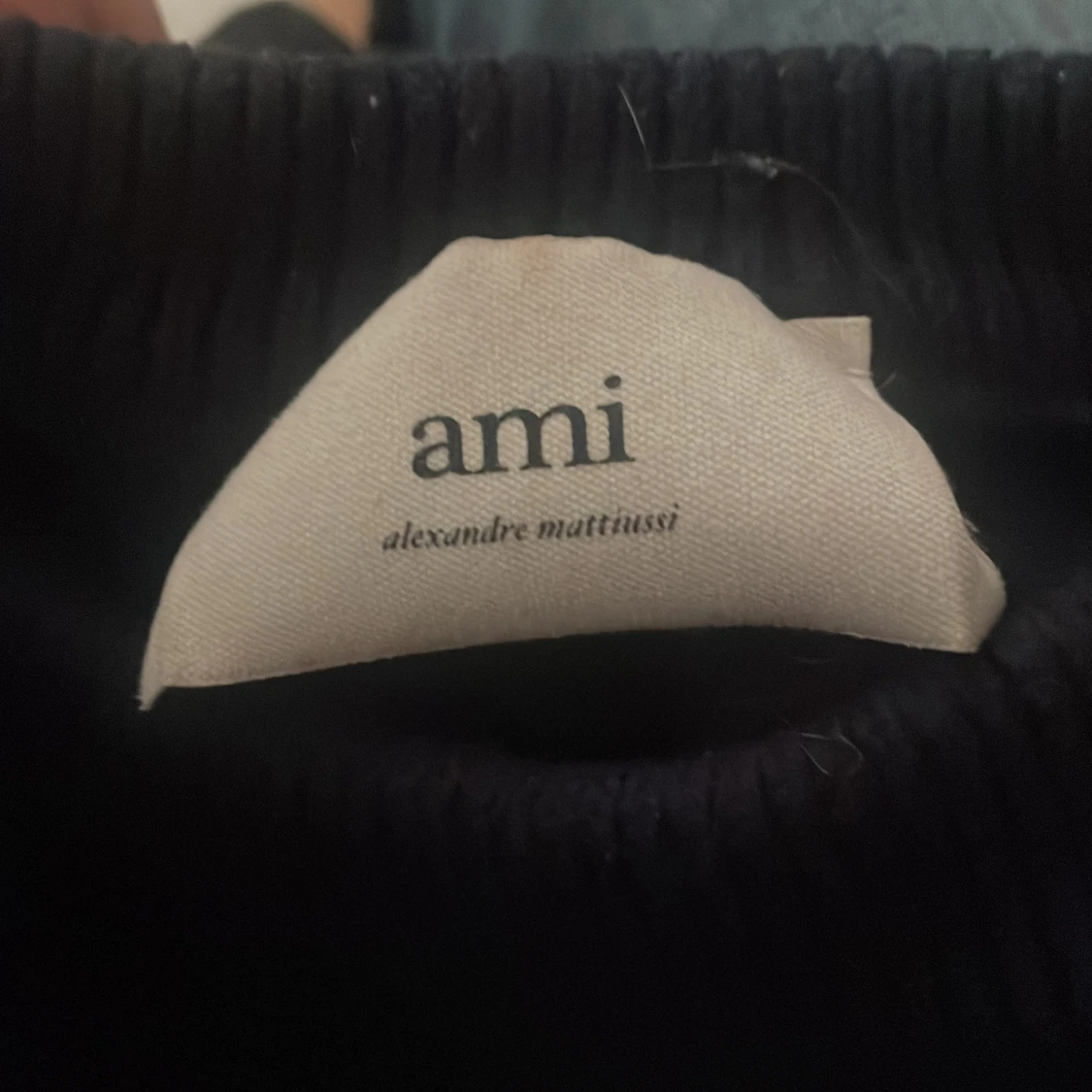 Mörkblå stickad tröja med hjärta från Ami - 2