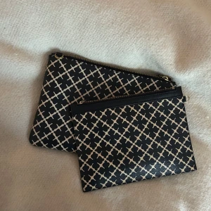 malene birger clutch - två kuvertväskor från malene birger, ena är en väska med band vilket man får med till och den andra är plånboken man får med till den stora väskan. inga defekter, på insidan är ena lite smutsig. båda för 700kr eller clutch för 550 och plånbok för 200