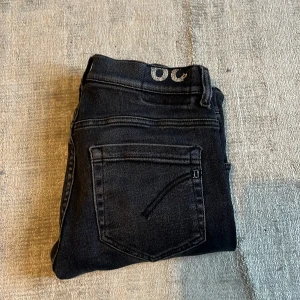 Dondup jeans svarta  - Säljer dessa feta dondup jeans nu eftersom att de är för små för mig. Skick 7/10