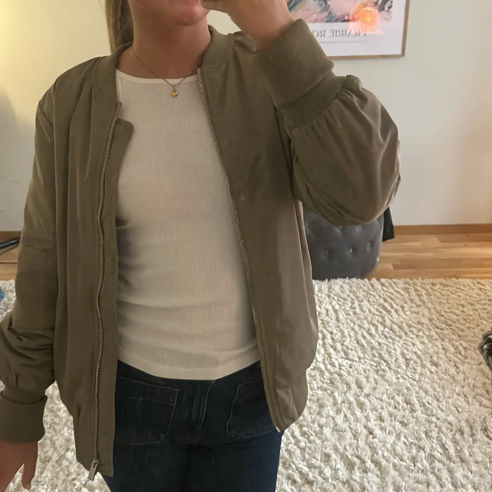 Jätte fin och populär bomberjacka från vila i storlek xs passar även s💕. Takit.