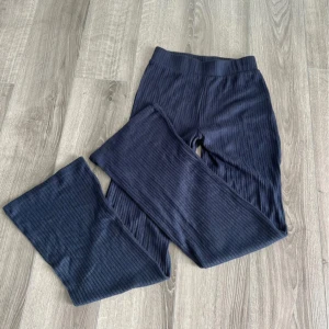 Gina ribbade mörkblå mjukisbyxor - Gina ribbade mörkblå mjukisbyxor i strl xs💗 Säljer även matchande hoodie