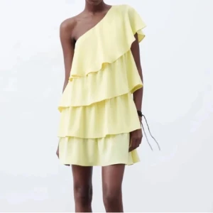 Gul volangklänning Zara - INTRESSEKOLL! Säljer en ljusgul kortklänning med flera volanger och oneshoulder-design. Klänningen har en luftig passform och är perfekt för sommarens tillfällen. Superfin och trendig modell! Den är från Zara och går att inte att köpa längre!🫶💕