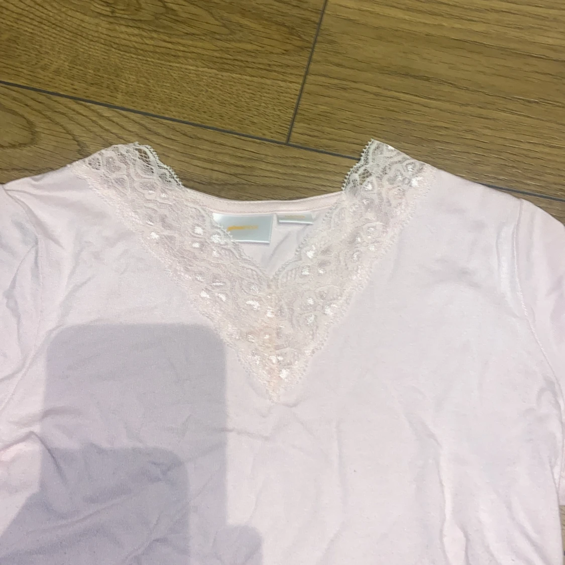 Ljusrosa långärmad topp med spetsdetalj - 1