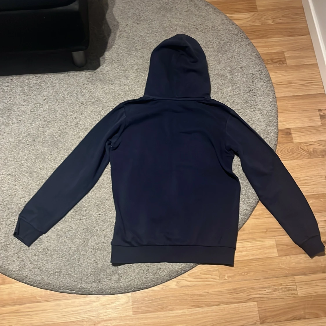 Mörkblå hoodie från Peak Performance - 1