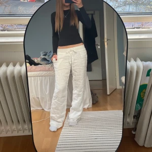 Alobha linnebyxor  - Snyggaste linnebyxorna från Alobha, uppsprättade längst ner så är långa på mig som är 168 men inget som märks, även ett hål i skrevet men går nog lätt att fixa❤️