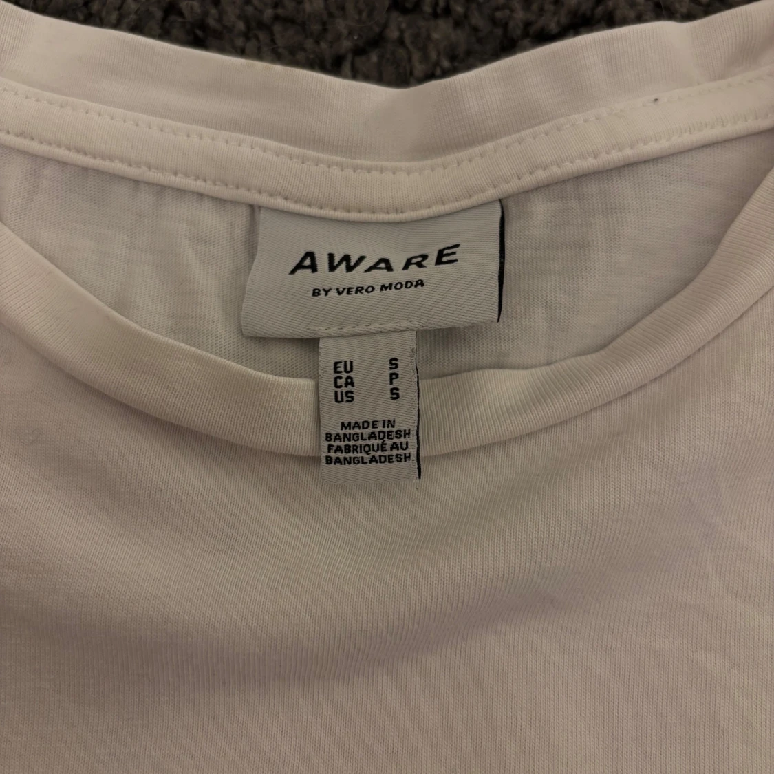 Vit topp med puffärm från Aware by Vero Moda - 1