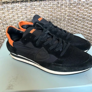 Philippe model skor svart - Svarta philippe model skor | Strlk 42 passar 43 | Befintligt skick se bilder, liten defekt på nedre sulan, ej märkvärdigt | Kontakta oss vid frågor | INGA BYTEN!