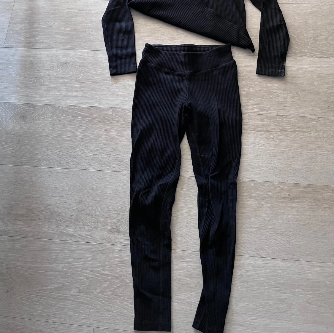 Svart ribbad tröja &  leggings-  säljer som set  - 1