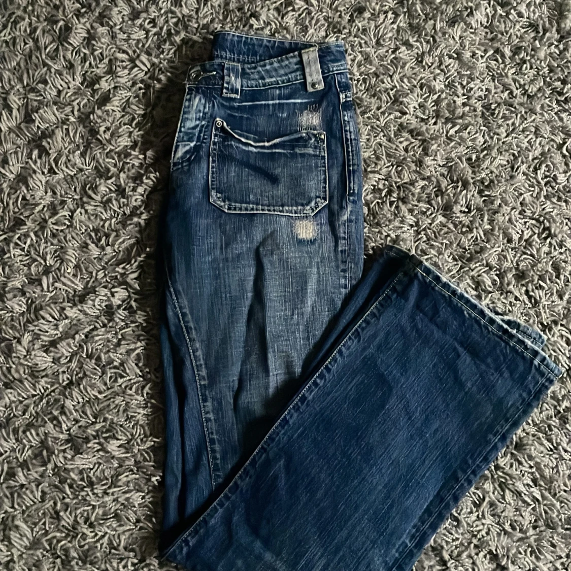 Blå jeans med slitningar - 3