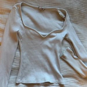 Vit ribbad långärmad topp med v-ringning - Ribbstickad tröja med sweetheart ringning🤍