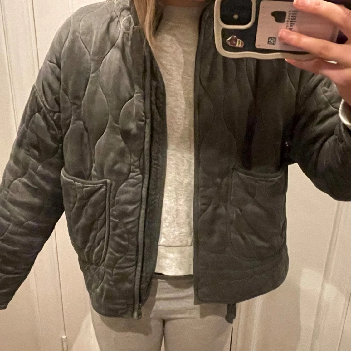 Grå quiltad jacka från Zara