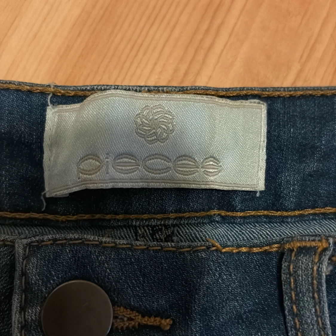 Blå jeansshorts med upprullad kant - 1