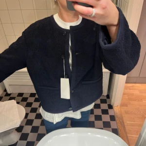 Overshirt - Overshirt/ vårjacka från arket i nyskick, i frote liknande material med innerfoder 