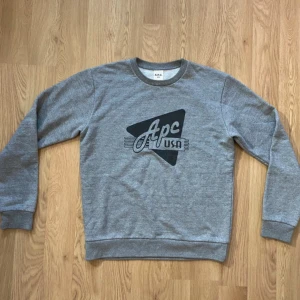 Grå A.P.C Tröja - Grå sweatshirt från A.P.C. Bara att höra av sig för fler bilder, mått m.m. Storlek M