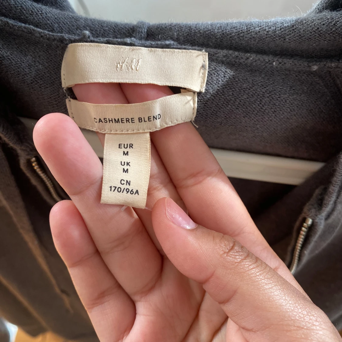 Grå hoodie i kashmirblandning - 1