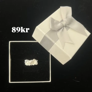 Silvrig ring  - Justerbar, helt ny, frakt 22kr🌸