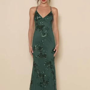 Grön långklänning med paljetter och snörning - Supersnygg grön långklänning med smala axelband och v-ringning. Klänningen har glittriga paljetter i blommigt mönster och en öppen rygg med korsad snörning. Detta var min balklänning som användes en gång. Köpt för 1300 kr