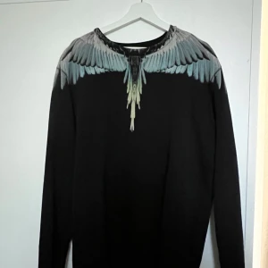 Svart Marcelo Burlon - Bra skick storlek L men passar XL