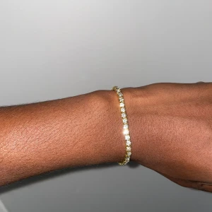 Tennischain armband guld  - Säljer tennischain armband i guldig färg. Bandet är elastiskt. Grym kvalitet. Pris: 300kr . Först till kvarn. Skickas inom 24h