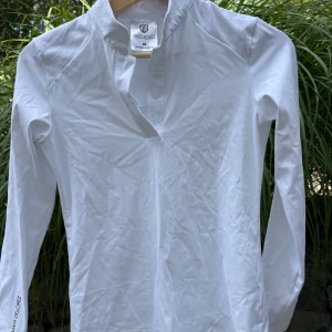 Vit pikétröja från Maya Delorez XS -  Snygg tävlingsblus så man kan ha när det blir lite kallare som ett underställ fast man behöver inte ha en blus också aldrig använt typ som ny pris 899 