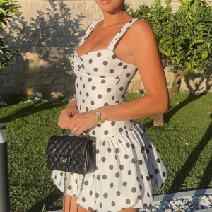 Viral Zara prickig klänning🖤🤍 - Supersöt vit kortklänning med svarta prickar. Helt helt oanvänd inte ens testad! Som ny! (Lånad första bild).🤎