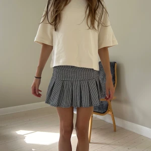 Svartvit rutig plisserad minikjol - Supersnygg plisserad rutig minikjol 💝