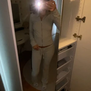 Grått mjukis sett - Säljer ett par ljusgrå mjukisbyxor med snörning i midjan samt en matchande tröja. Byxorna har en slim passform och är tillverkade i mjukt bomullsmaterial, perfekta för chill dagar hemma eller när du vill vara bekväm. Tröjan är i nyskick! Men byxorna har tecken på användning därav det bra priset